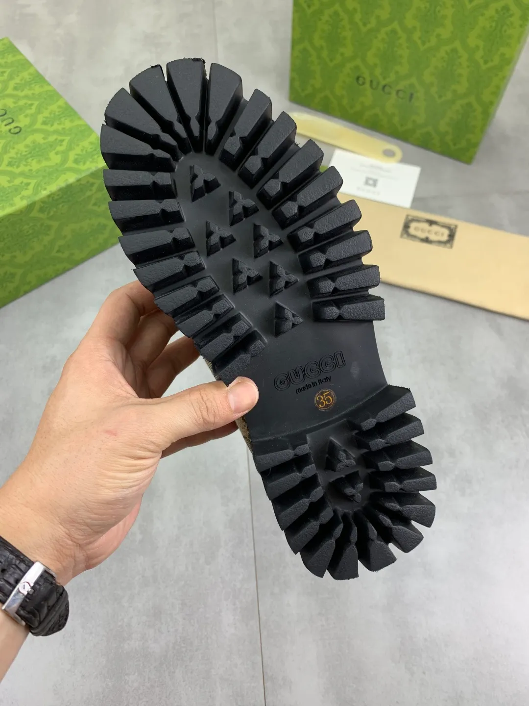 Men's Men's Shoes 💰P500 💰【New Style】 Gucci lazy slip-on couple 🧑‍🤝‍🧑 style high-top leather shoes hot selection (Gucci GUCCI) official website latest Gucci lazy 🎁 leather shoes, hot style 💥 style is simple and elegant, exclusive for trendy men. Unique official website latest brand original double G pressure Floral elements👑Original Gucci decoration, fashionable and elegant, the fabric is original calfskin with double G denim✅fully imported soft sheepskin lining, the official website specifies wear-resistant lightweight foam business outsole, the classic model is taken in real life🎬Number of yards: 36-46 Various colors available